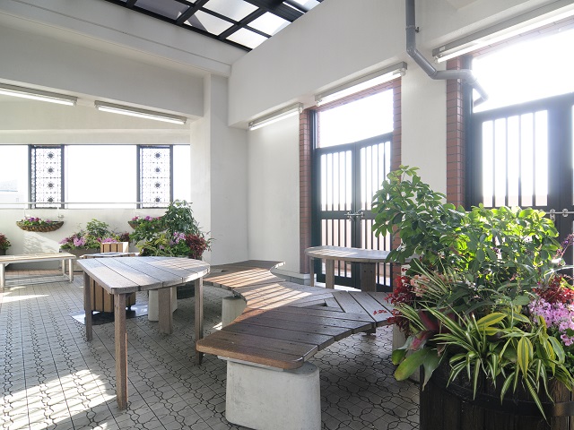 勉強の合間にリフレッシュできる屋上広場