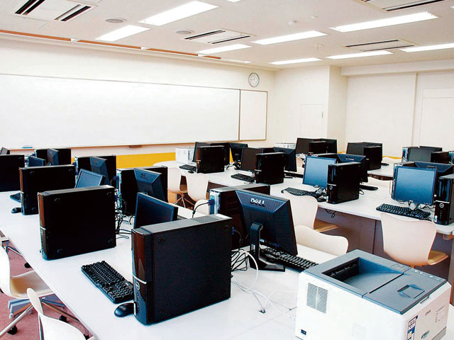 パソコン教室。パソコンなどIT技術も学びます。