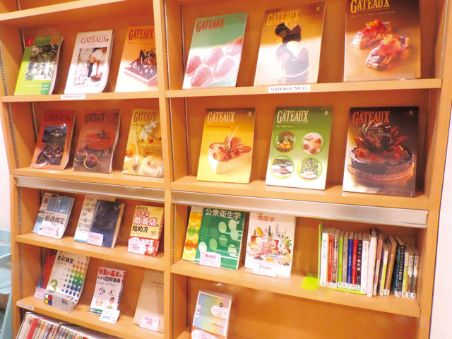 図書室。スイーツ・パン・カフェ・ドリンクに限らず、食に関する本を豊富に揃えています。普段はなかなか見られない本も完備しています。