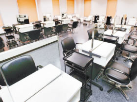 【美容実習室】カット、カラーリング、ワインディングなど、基本的な美容テクニックをはじめ、メイクやネイルなどのトータルビューティを学びます。