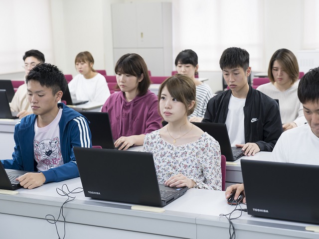 【PC実習室】専門資格だけでなく、実務で必須のPC操作もしっかり身につける