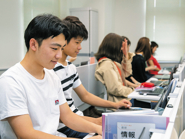 社会で必要とされるスキルをイチから学べるPCルーム