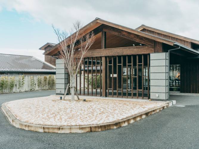 実践オーベルジュ棟(安倍校舎):ロビー、ダイニングルーム、ラウンジ、厨房、9室の宿泊室などを配備。