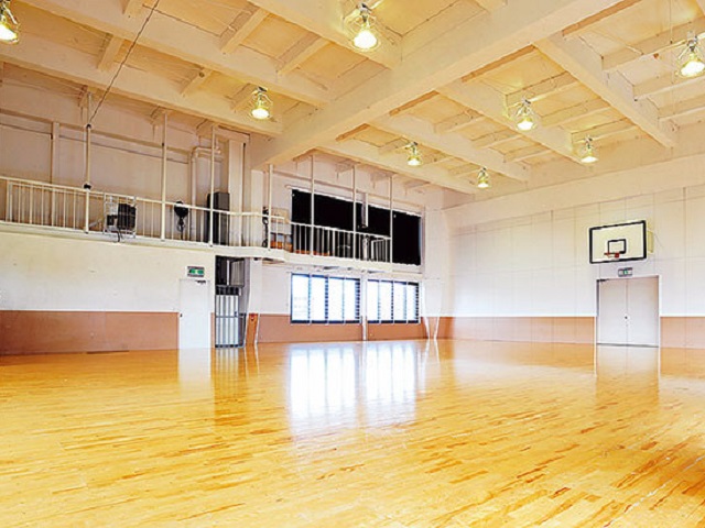 体育館：学内にある広々とした体育館は、さまざまな行事に使用されます。ファッションショーの学内リハーサルなどで欠かせない場所です。