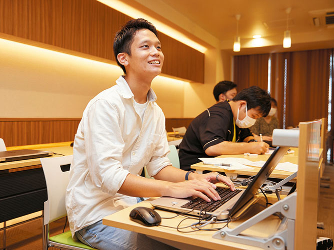 基礎から応用までしっかり学べるパソコン室