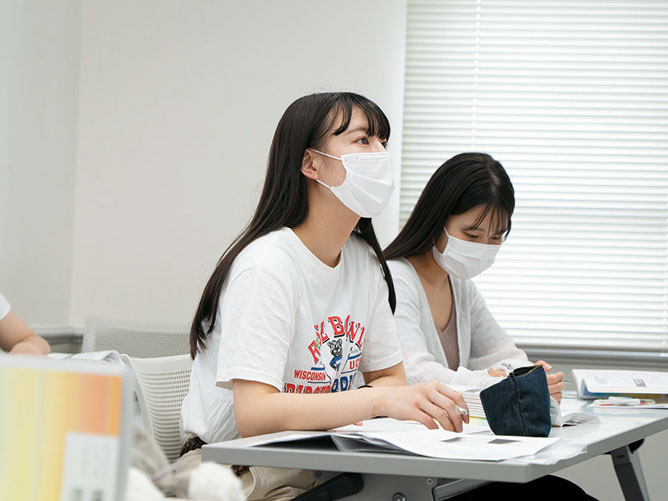 広々として明るく、学びに集中できる一般教室