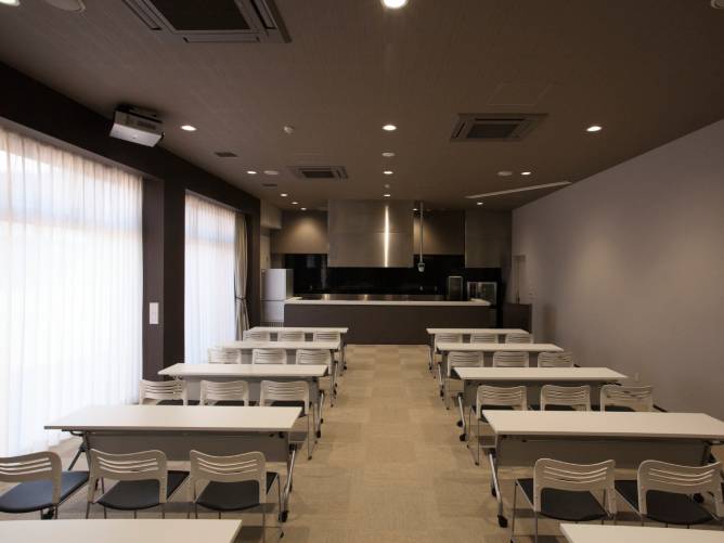実践バンケット(安倍校舎):ステージキッチンを備えた研修室で、外部講師の実演を交えた講義を行います。
