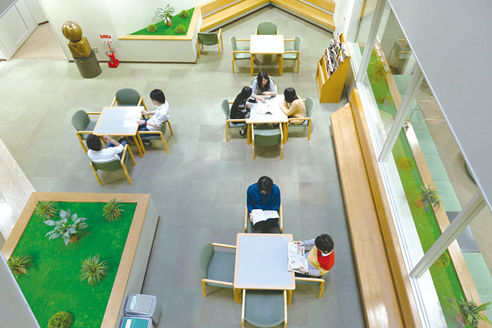 Community Space：3Fから7Fまで吹き抜けになった開放的な空間。天窓から自然光が差し込む明るく心地よい場所で、仲間とのくつろぎや学習に利用できます。