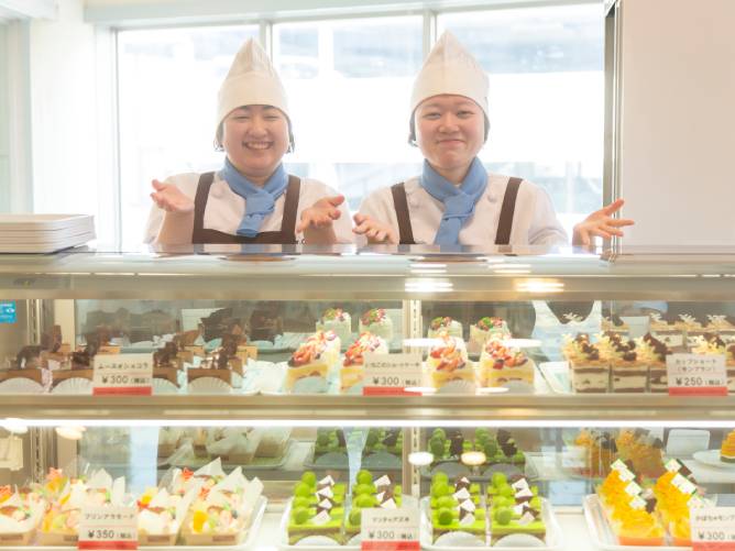 休み時間にグループ校で製菓を学ぶ学生が作ったお菓子・パンが買えちゃう！もちろんおいしい！