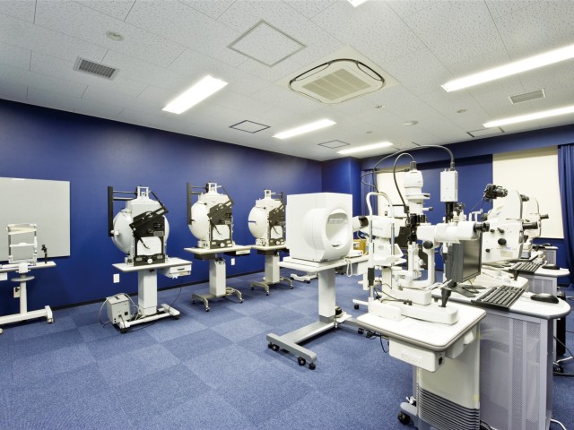 視能訓練実習室(暗室)／視野検査や眼底写真撮影などを行う実習室。暗い部屋でしかできない検査も多く、眼科と同様の環境で技術を身に付けることができます。
