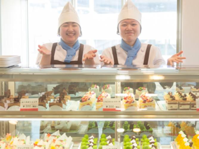 休み時間にグループ校で製菓を学ぶ学生が作ったお菓子・パンが買えちゃう！もちろんおいしい！