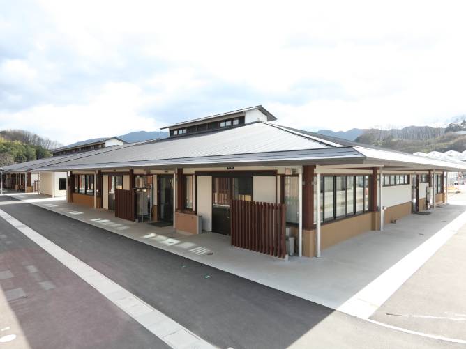 教育管理棟(農作業場)(池之内校舎):実習ほ場で生産された農産物を市場や直売所などに出荷するための調製作業実習を行います。