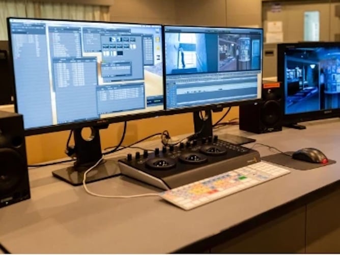 Avid Room。高画質ノンリニア編集システム「Avid Media Composer]を導入し、「DaVinci Resolve」を使用したカラーグレーディングにも対応。
