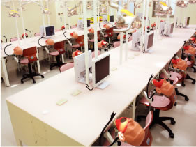 【歯科基礎実習室】口腔内検査や歯石除去など、ファントムと呼ばれる顔模型を使って実習します。教員の手元を映し出すモニターがあり、確かな技術を養います。