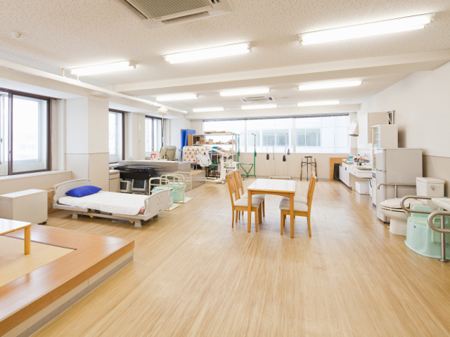 【日常動作訓練室（作業療法学科）】　患者様のライフスタイルに合わせたリハビリテーションについて、実技を通して学ぶ実習室です。
