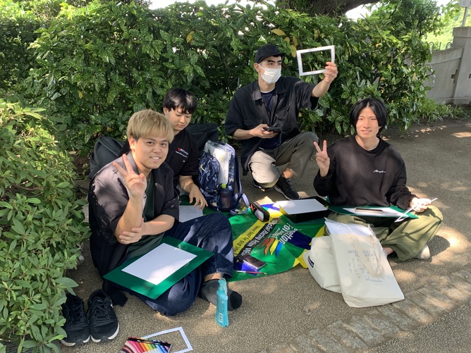 毎年6月頃、教室で学んだデッサン&パース描画の実践の機会として、風景をスケッチする校外研修を行っています。