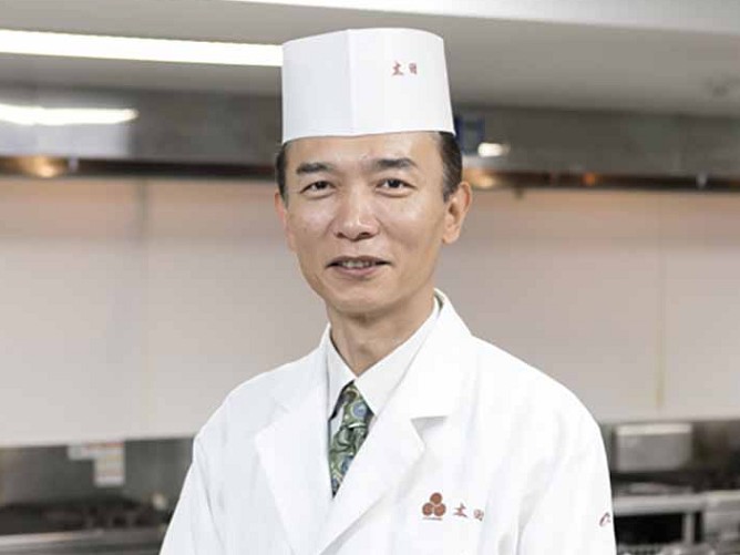 調理実習担当・太田浩之講師：赤坂など都内の有名日本料理店で料理長として活躍。ニューヨークの和食店で料理長経験を持つベテランの和食料理人。精進料理にも精通。