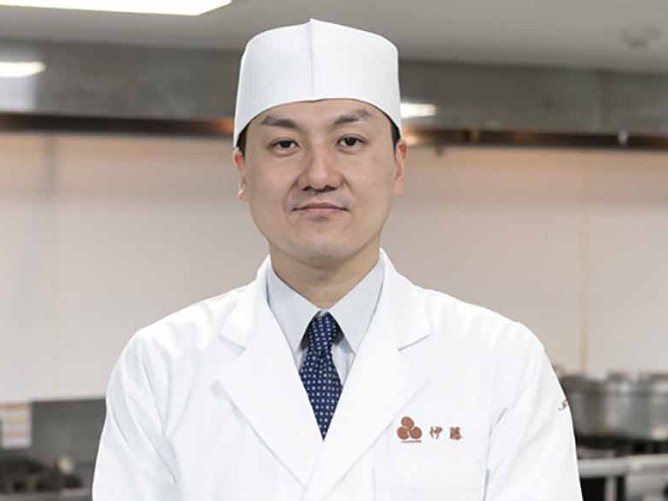 調理実習担当・伊藤啓悟講師：長きにわたり有名日本料理店で料理長として活躍。また、新店舗立ち上げの経験が豊富なため、メニュー開発や店舗運営の知識に精通している。