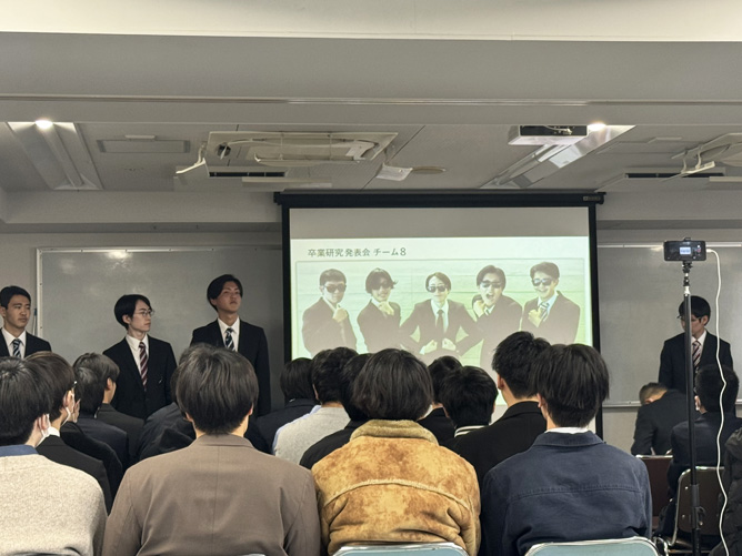 各学科の代表班が全体の前で発表