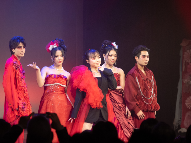 舞台上でのライブヘアメイク！（4組）