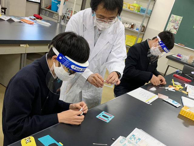 深海生物のDNAを探れ！：－ 高圧力に耐える微生物の不思議と役に立つ遺伝子を学ぶ －
（ひらめき☆ときめきサイエンス～ようこそ大学の研究室へ～KAKENHI）1