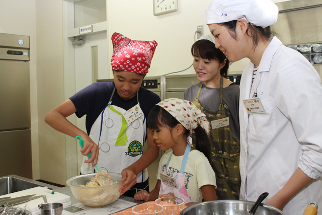 親子料理教室「親子で挑戦！手打ちうどん作り」2