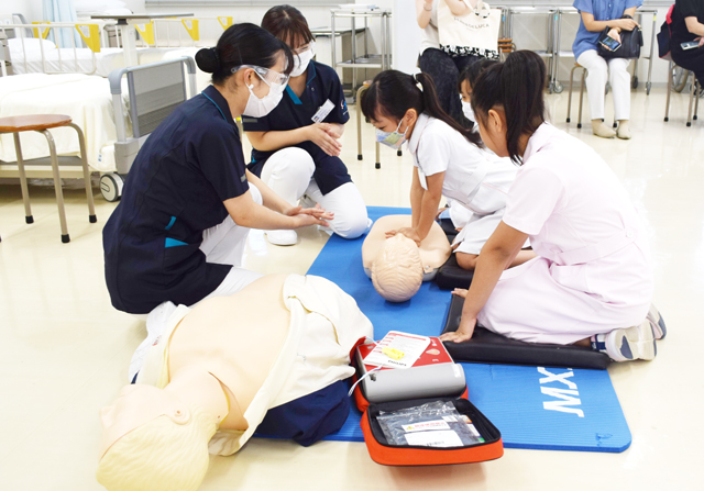 小中学生のための看護体験講座
集まれ未来の看護師さん！2