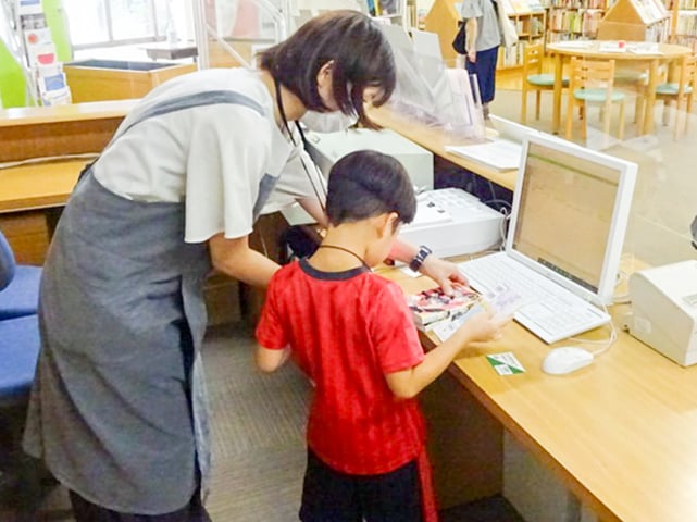 小学生向け図書館イベント
「本のかしだしをやってみよう！」3