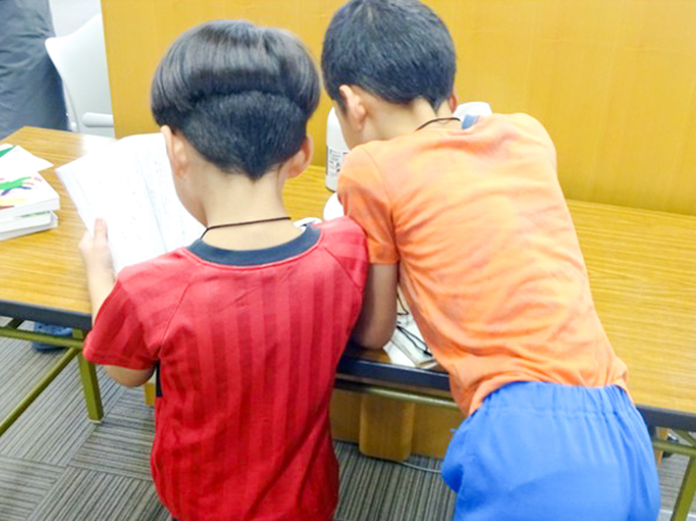 小学生向け図書館イベント
「本のかしだしをやってみよう！」4
